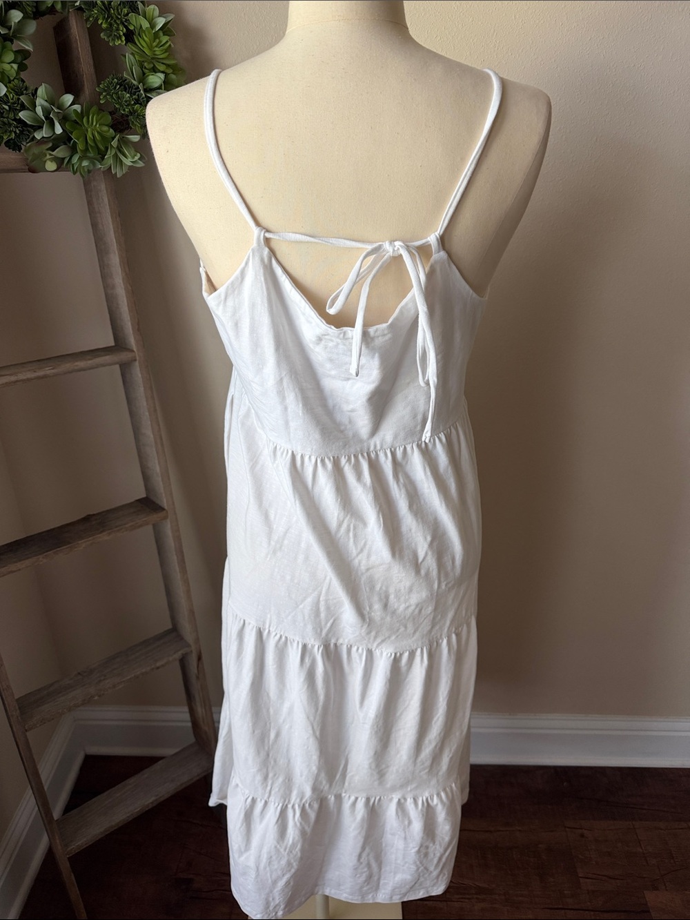โจNWT Old Navy spaghetti strap tiered midi dress in white - Picture 7 of 8